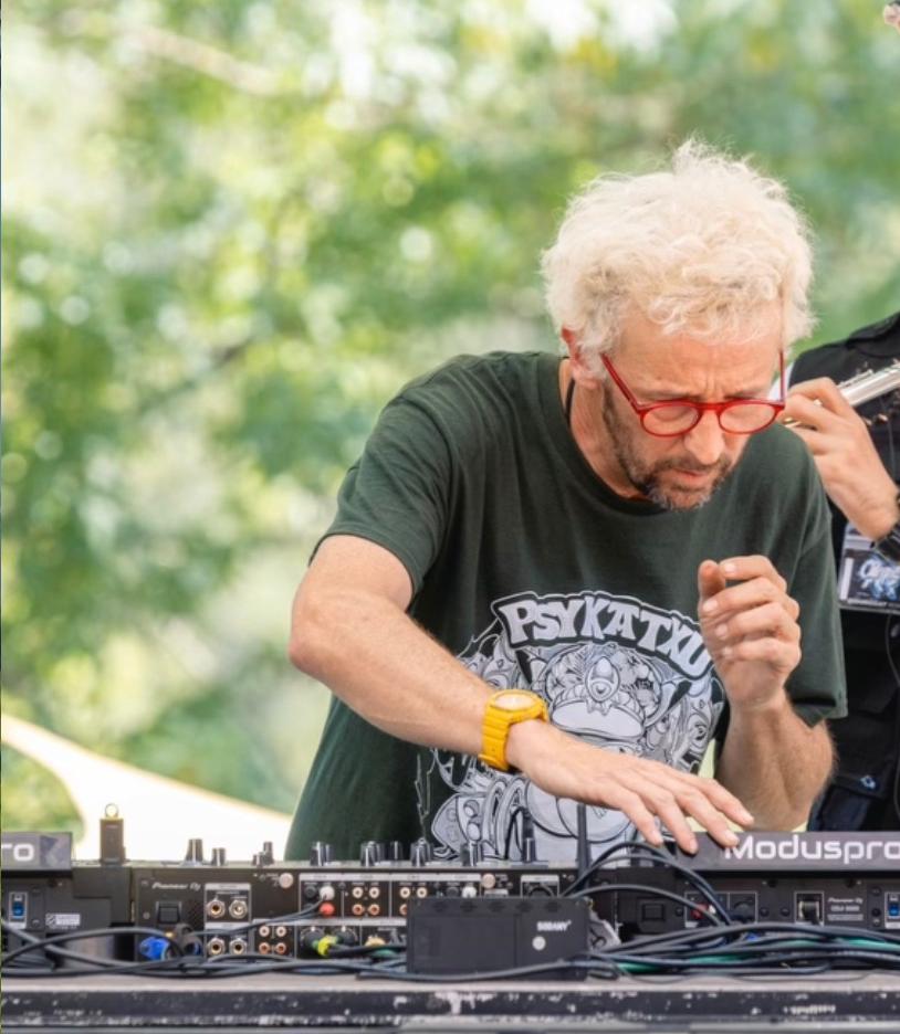 Álvaro Solache playing on an open-air stage, wearing a PSYKATXU t-shirt