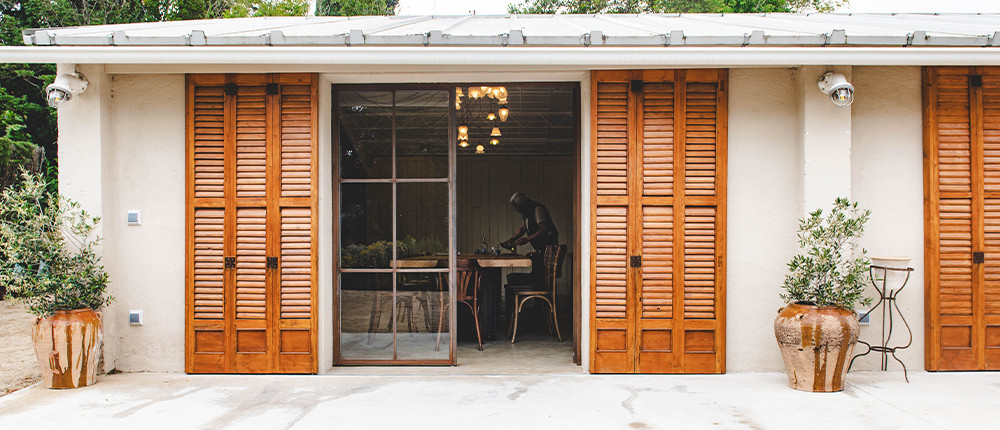 Fachada de Bellesguart con puertas de madera abiertas sobre el comedor