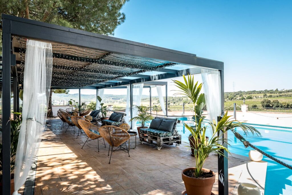 Pérgola junto a la piscina de Masia Torreblanca, con vistas a los viñedos